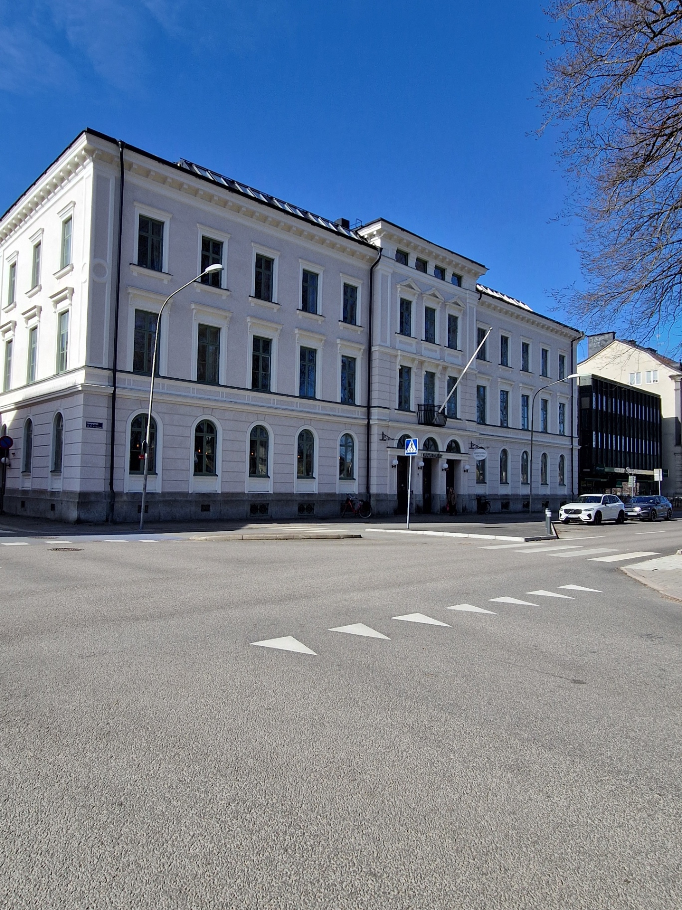 Kulturhuset i Vänersborg – översiktsbild av den renoverade putsfasaden